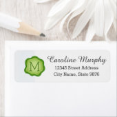 Étiquette Élégant Monogramme de timbre vert sur blanc neige (En situation)