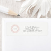 Étiquette Élégant monogramme or rose de l'adresse de retour (En situation)