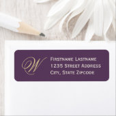 Étiquette Elegant Plum Gold Script Monogramme Adresse de ret (En situation)