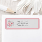 Étiquette Élégant rose Gris Floral Script Mariage Adresse (En situation)