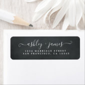 Étiquette Élégant Script ChalkBoard Mariage Adresse de retou (En situation)