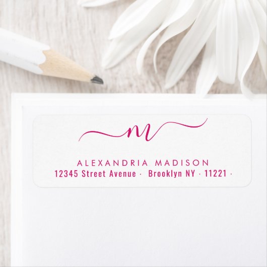Étiquette Élégant Script Monogramme rose chaud Typographie m (En situation)