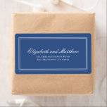 Étiquette Élégant Simple Classic Blue Mariage Adresse de ret<br><div class="desc">Composé de simples lignes droites avec script cursif classique et typographie serif. Ces éléments sont simples,  intemporels et classiques. Il est conçu par White Paper Birch Co. exclusif pour Zazzle. Disponible ici : http://www.zazzle.com/store/whitepaperbirch</div>