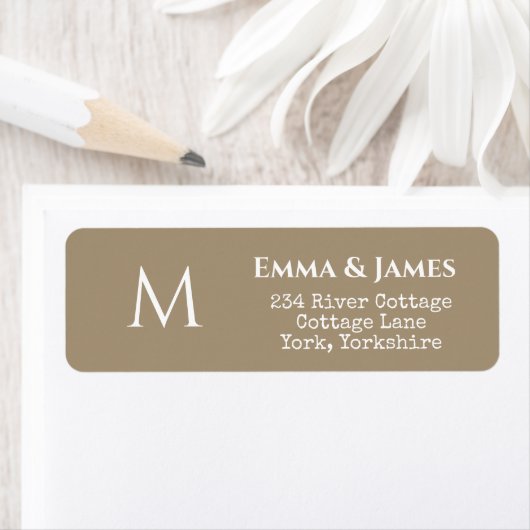 Étiquette Elegant Taupe Monogram Mariage Adresse de retour (En situation)
