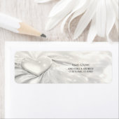 Étiquette Élégant White Cream Heart Adresse de retour Label (En situation)