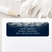 Étiquette Elégante dentelle Abstraite et perles sur bleu fon (En situation)