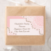 Étiquette Elégante dentelle blanche avec perles rose mariage (En situation)