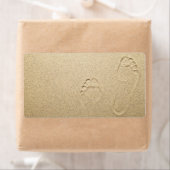 Étiquette Empreintes Sur L'Arrière - plan De Sandy Beach (En situation)