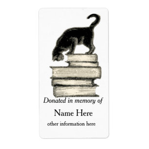 Étiquette En mémoire de chat sur la pile des livres de la pl