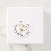 Étiquette en or métallique sur Kraft Scalloped Hon (En situation)