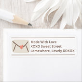 Étiquette Enveloppe gribouillée rose et marron décontractée (En situation)