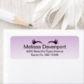 Étiquette Eyelashes rose et noir élégants sur dégradé violet (En situation)