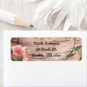 Étiquette Fairepart avec roses roses rustiques et vignes sur (En situation)