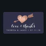 Étiquette Faux Rose Gold & Marine Wedding Favoriser les Étiq<br><div class="desc">Les autocollants de faveur de mariage sont dotés d'un coeur et d'une flèche en feuille d'or faux rose avec vos initiales inscrites à l'intérieur, et de "l'amour et merci" en élégant script blanc sur un arrière - plan bleu marine riche. Personnalisez avec vos noms et votre date de mariage. REMARQUE...</div>