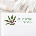 Étiquette Festive Christmas Berries Nom Adresse de retour<br><div class="desc">_____________________________ ***ce design fait partie d'une collection de vacances de Noël*** Entrez dans un monde de charme de vacances intemporel avec ma collection "Flore festive : Splendor Poinsettia Delight". 🌸 🎄 Découvrez la magie de la saison avec un mélange captivant de fleurs, de feuilles de pin vert luxuriant, de baies...</div>