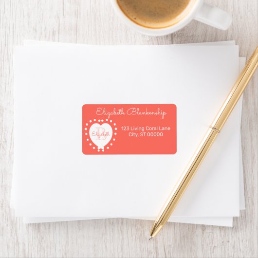 Étiquette Fille Monogramme Coral Points Coeur Modèle (En situation)