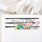 Étiquette Flamants floraux tropicaux rayures design mariage (En situation)
