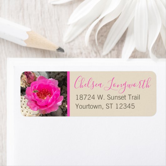 Étiquette Fleur de cactus rose et abeille | Script moderne (En situation)