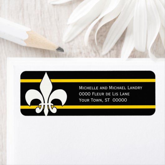 Étiquette Fleur de Lis blanche sur noir avec des rayures d'o (En situation)