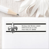 Étiquette Fleur de Lis en argent avec rayures noires (En situation)