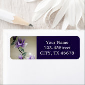 Étiquette Fleur de magnolia violet de broderie zen (En situation)