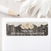 Étiquette Fleur et perles blanches romantiques Bois rustique (En situation)