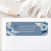 Étiquette Fleurs bleues Dusty modernes Retour Adresse Mariag (En situation)