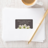 Étiquette Fleurs de bois de chien blanc sur la fumée Brown (En situation)