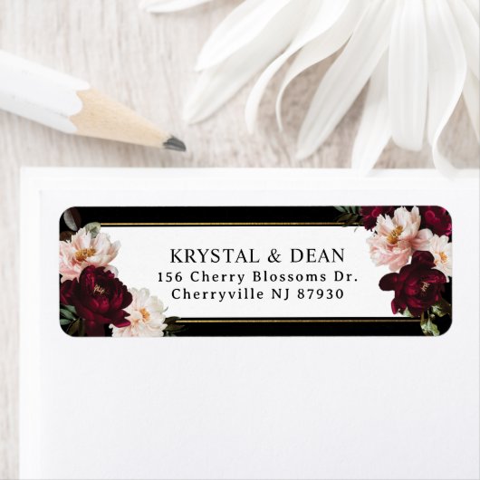 Étiquette Fleurs de teinte bordeaux foncé et romantiques ave (En situation)