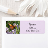 Étiquette Fleurs pourpres nature avec papillon monarque (En situation)