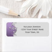 Étiquette Fleurs violettes et argentées ornées (En situation)