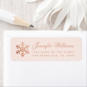 Étiquette Flocon de neige rose et or rose élégant script vac (En situation)