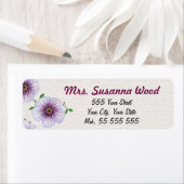 Étiquette Floral Nom pourpre sur structure blanche (En situation)