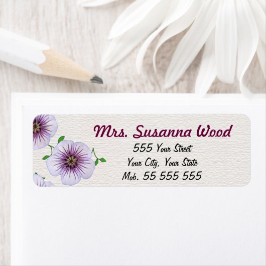 Étiquette Floral Nom pourpre sur structure blanche (En situation)