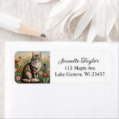 Étiquette Fluffy Gray Tabby Cat and Folk Art Flowers (En situation)