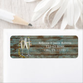 Étiquette flûtes de champagne grange bleu rustique mariage (En situation)