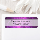 Étiquette Fractale Abstraite rose et violet avec cercles (En situation)