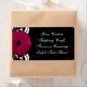 Étiquette Fuchsia Scroll Gerbera Daisy avec noir et blanc (En situation)
