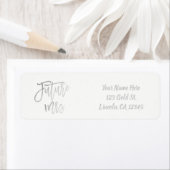 Étiquette Futur Mme Faux Silver Foil Moderne Script Chic (En situation)