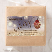 Étiquette Glittery vintage cupcake chef script boulangerie (En situation)