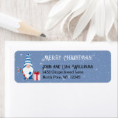 Étiquette Gnome mignonne avec cadeau Blue Arrière - plan Sno (En situation)