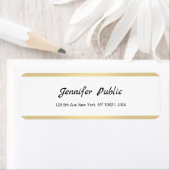 Étiquette Gold Blanc Chic Script Main Simple Adresse de reto (En situation)