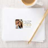 Étiquette Gold Foil Script Wedding Enregistrer la photo Date (En situation)