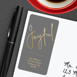 Étiquette Gold JOYFUL sur Grey Christmas Adresse de retour<br><div class="desc">Le mot Joyful dans un faux script de feuille d'or accentue ces étiquettes de adresse gris personnalisés avec votre nom et adresse. Élégant pour toutes les fêtes de Noël. CORRESPONDANCE d'objets dans notre collection.</div>