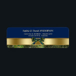 Étiquette Gold Navy Blue Peacock Feathers Mariage Adresse<br><div class="desc">Design élégant avec Peacock Feathers et arrière - plan bleu marine,  séparé par un ornement doré avec un ruban paon pour un événement mariage spécial,  ou tout autre événement. Personnalisez avec vos propres informations. Objets correspondants : dans ma collection Peacock Blue.</div>