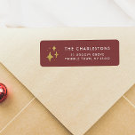 Étiquette Gold Sparkings & Nom de famille Red Christmas<br><div class="desc">Un design de Noël amusant pour tous vos e-mails de vacances. Cette étiquette d'adresse de retour comporte des étincelles de faux or dessinées à la main sur le côté gauche, avec votre nom de famille et les coordonnées à droite. L'arrière - plan est de couleur rouge chaleureuse, parfait pour les...</div>