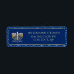 Étiquette Golden Menorah<br><div class="desc">Cette étiquette d'adresse de retour comporte une menorah dorée sur un centre bleu foncé et l'arrière - plan est un design décoratif bleu clair et foncé. Le texte de ce étiquette peut être customisé et utilisé comme étiquette d'adresse de retour ou comme étiquette cadeau!</div>