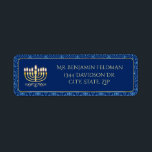 Étiquette Golden Menorah<br><div class="desc">Cette étiquette d'adresse de retour comporte une menorah dorée sur un centre bleu foncé et l'arrière - plan est un design décoratif bleu clair et foncé. Le texte de ce étiquette peut être customisé et utilisé comme étiquette d'adresse de retour ou comme étiquette cadeau!</div>