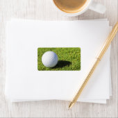 Étiquette Golf Ball On Green Grass Course - Customisé (En situation)