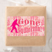 Étiquette Gone Squatching sur camouflage rose (En situation)